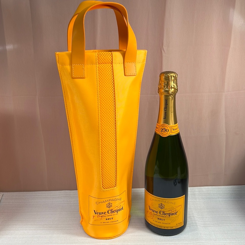 VEUVE CLICQUOT CHAMPAGNE HANDLED ON THE GO CHILLER